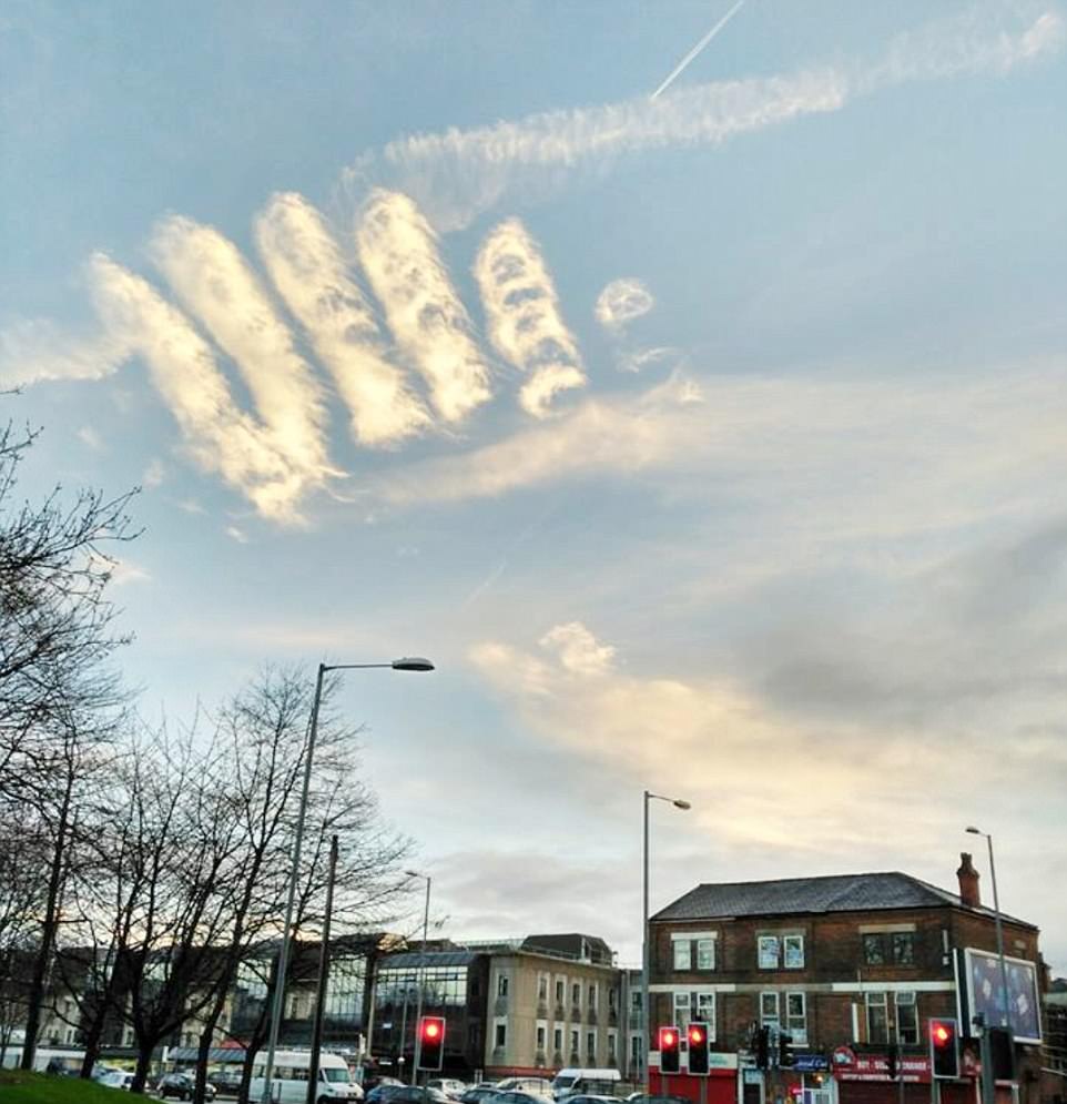 Look at those clouds. Необычные облака. Рука из облаков в небе. Облако в виде руки. Рука из облака.